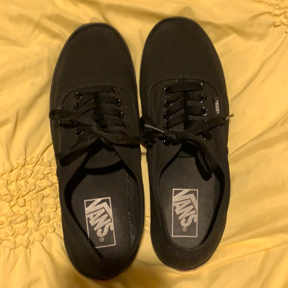 Vans women’s size us 8.5 and men’s size is 7
